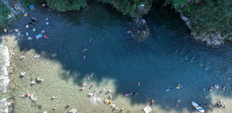 游客在松桃苗族自治縣烏羅鎮桃花源景區游玩。