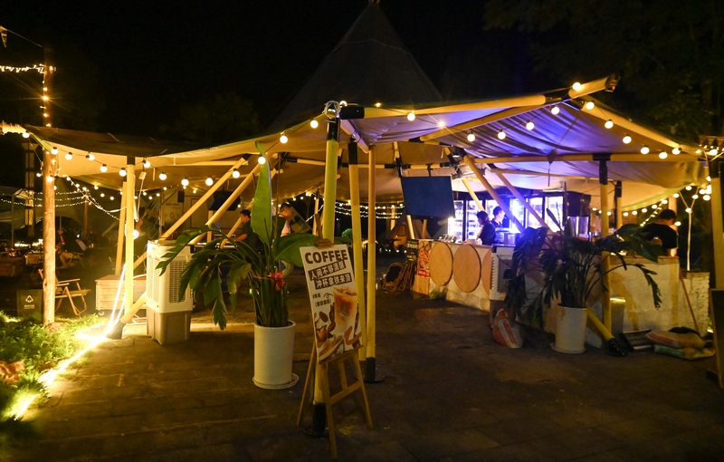 在烏羅鎮桃花源景區露營基地，游客在游玩。