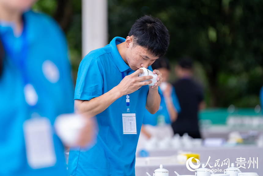 評茶師比賽現場。人民網記者 涂敏攝