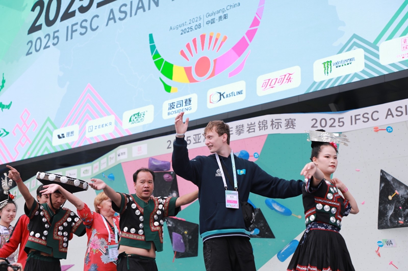 演員與來自亞洲各國的朋友們攜手共舞。