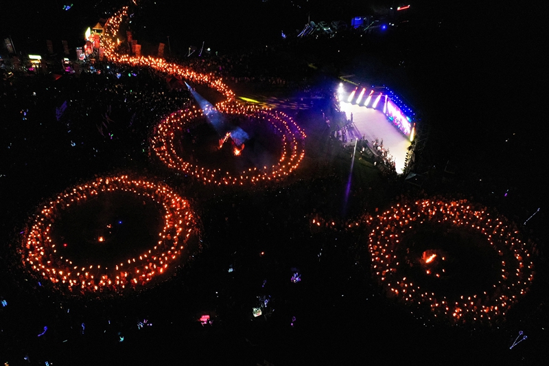 2025年雪山灼甫“村歌”示范展示暨“我們的中國夢·文化進萬家”威寧自治縣避暑旅游季火把狂歡、房車露營系列活動期間，人們在進行篝火狂歡。岳剛攝