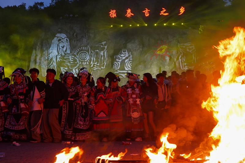 7月19日，在威寧自治縣火把節系列活動板底分會場，各族兒女圍著篝火盡情歡跳。趙慶能 攝