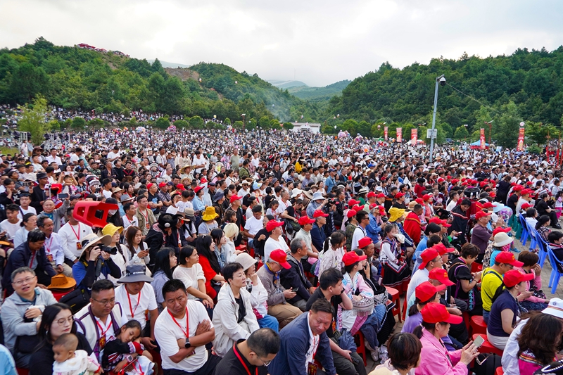 7月19日，在威寧自治縣火把節系列活動板底分會場人山人海。趙慶能攝