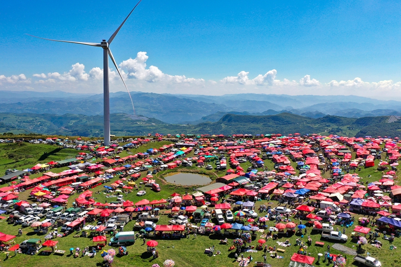 2025年雪山灼甫“村歌”示范展示暨“我們的中國夢·文化進萬家”威寧自治縣避暑旅游季火把狂歡、房車露營系列活期間，灼甫草場地攤生小吃火爆。岳剛攝