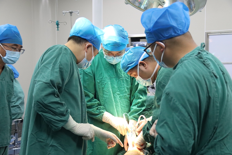 幫扶專家帶隊開展手術。