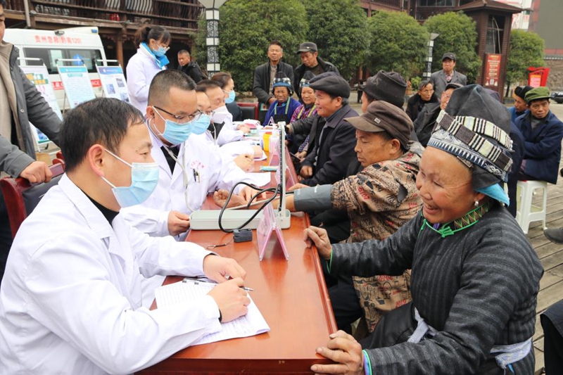專家下鄉開展義診。