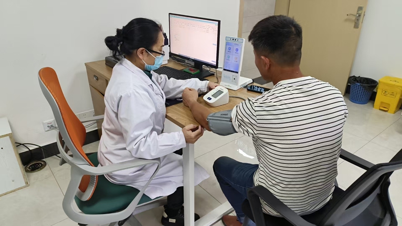 為群眾測量血壓。