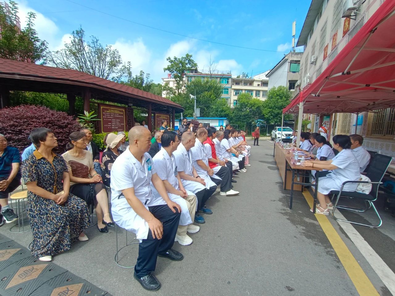 圖為退休黨支部“銀齡專家”和內、外、婦、兒等科室專家及志愿者開展巡診義診服務活動。