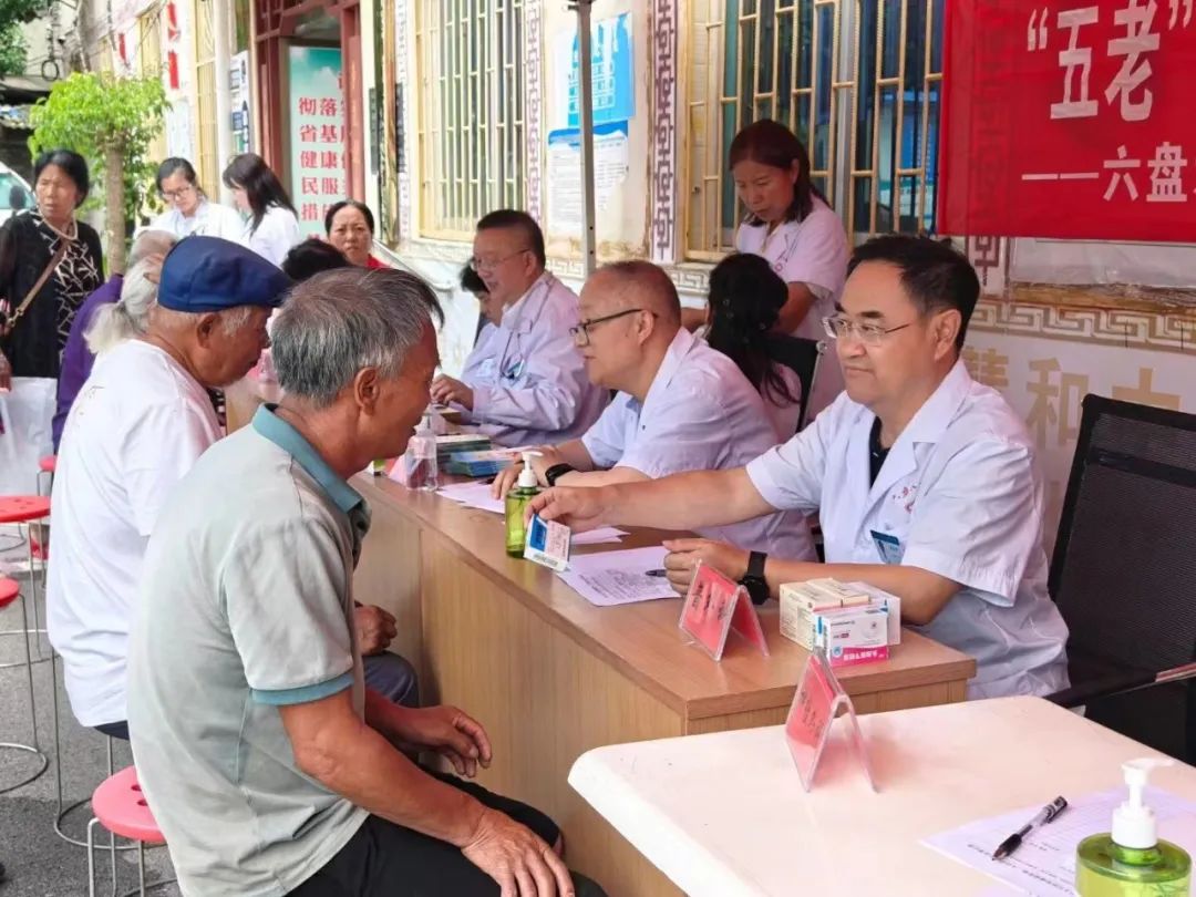 圖為退休黨支部“銀齡專家”和內、外、婦、兒等科室專家開展巡診義診服務活動。