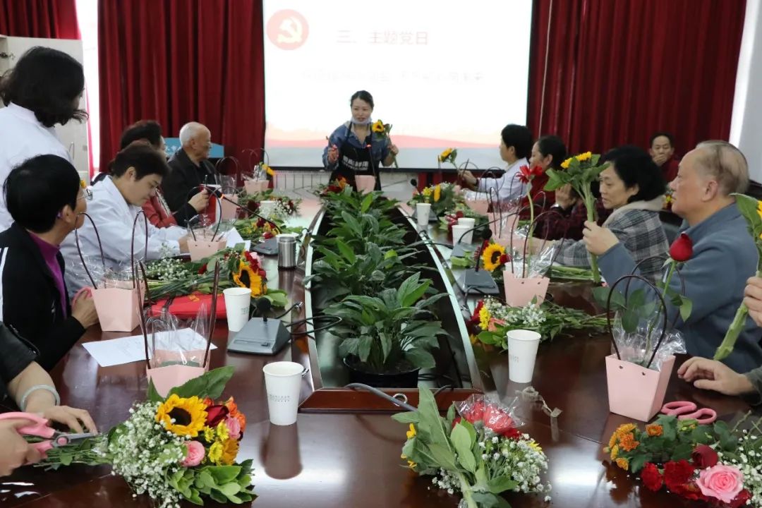圖為退休黨支部開展主題黨日活動。
