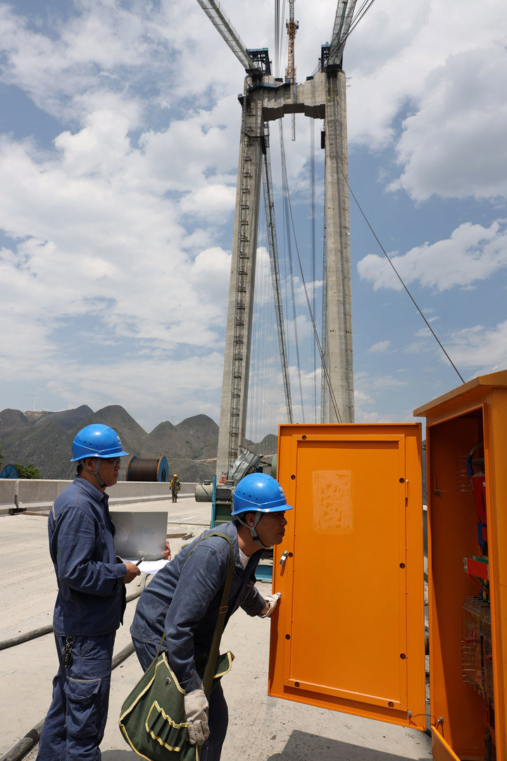 花江峽谷大橋建設過程，駐地南方電網貴州興義供電局上橋開展供電巡檢服務。