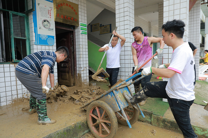 縣級支援隊伍清理淤泥。