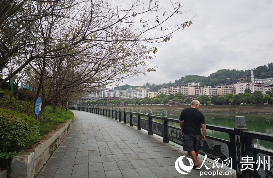 游客在錦屏縣河長制主題公園漫步。人民網 黃小桃攝