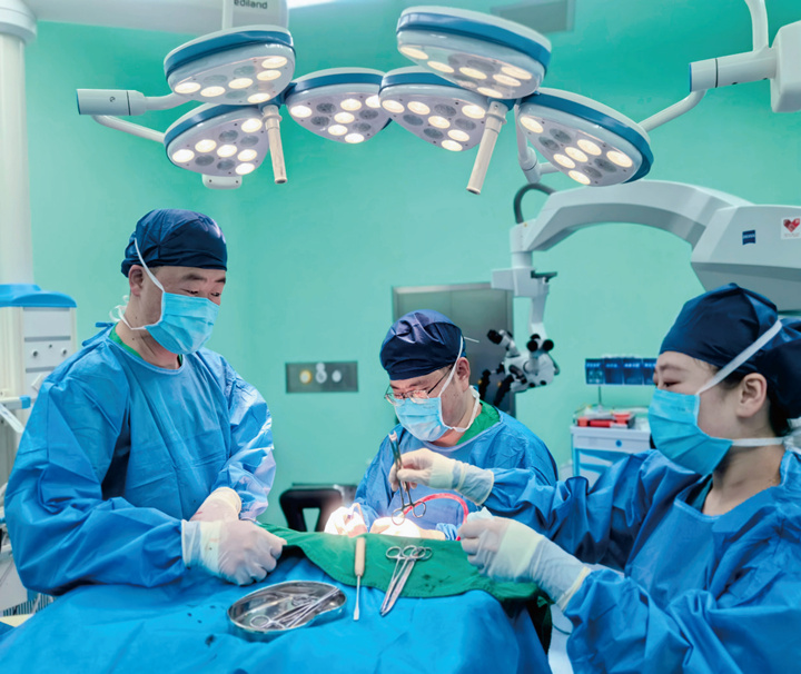 威寧自治縣人民醫院黨委副書記、院長楊震（左）正在帶領醫師為患者做手術。