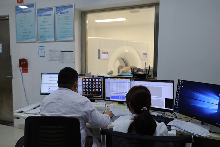 威寧自治縣人民醫院技師正在為患者做CT。