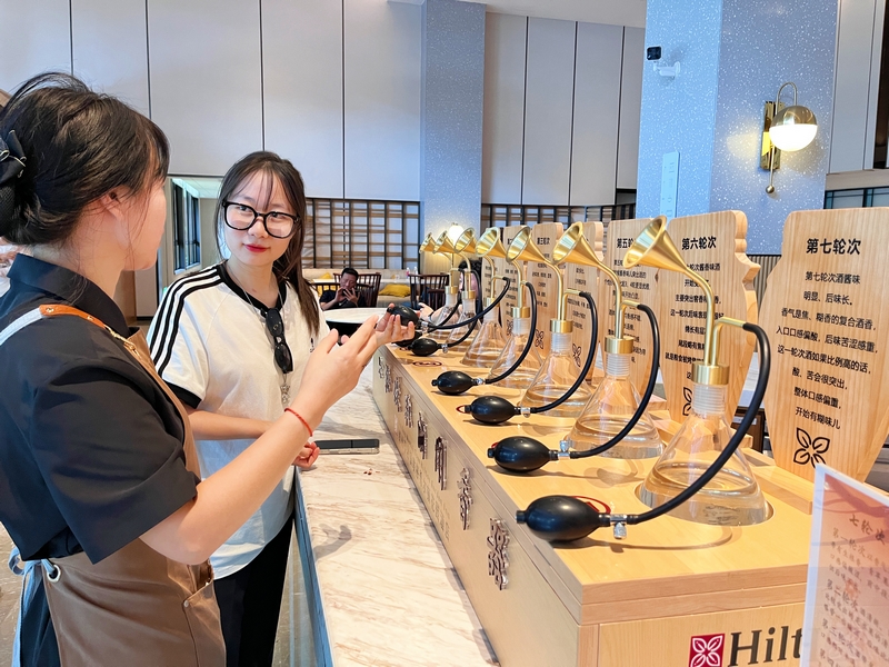工作人員給游客介紹輪次酒聞香器。.JPG