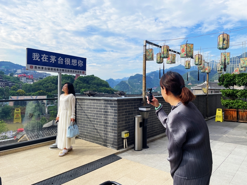 游客在酒店露臺打卡拍照。.jpg