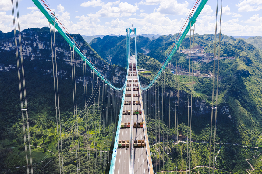 8月25日，花江峽谷大橋正在進行荷載試驗。 胡應鋒攝