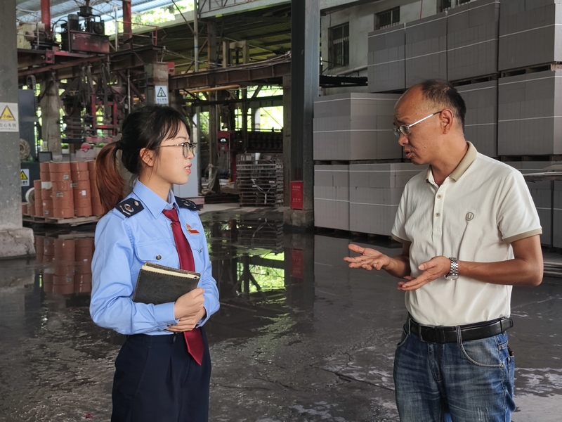 都勻市稅務局干部走訪建材企業了解生產情況.jpg
