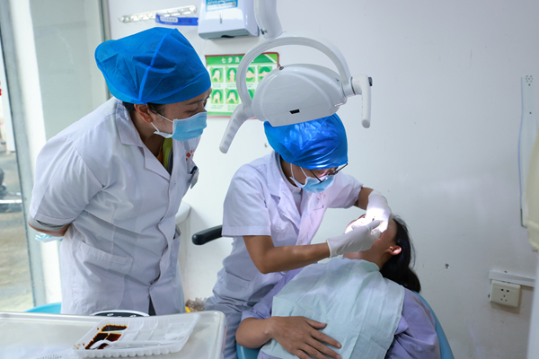 縣醫院骨干醫師進行牙齒檢查及治療。