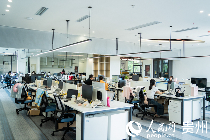 高寨村內“新村民”在辦公。人民網 陽茜攝