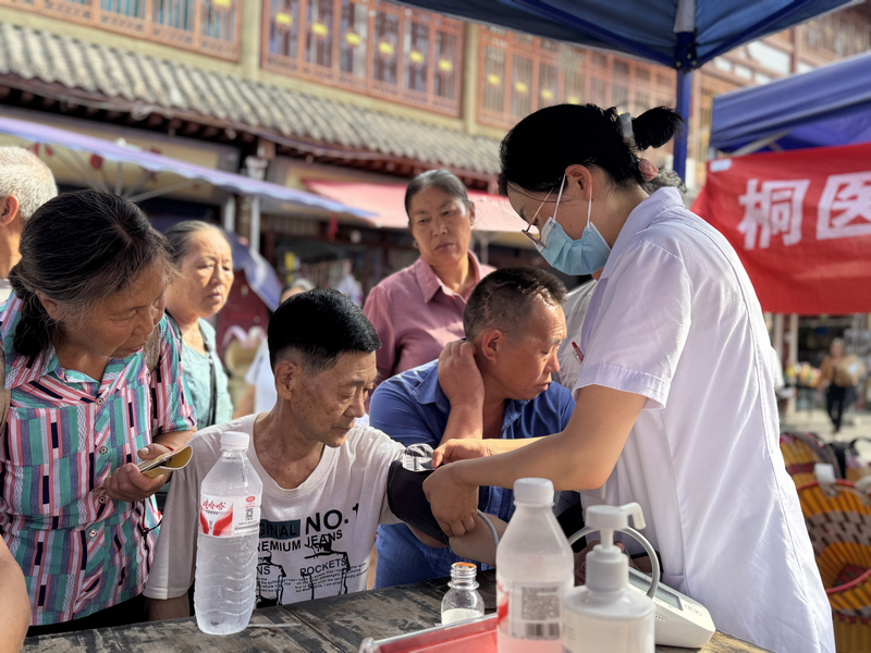 為群眾測量血壓。李麗攝