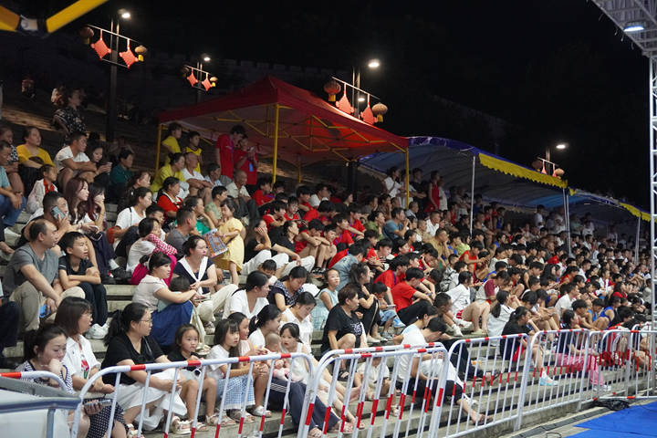 觀眾觀看比賽。