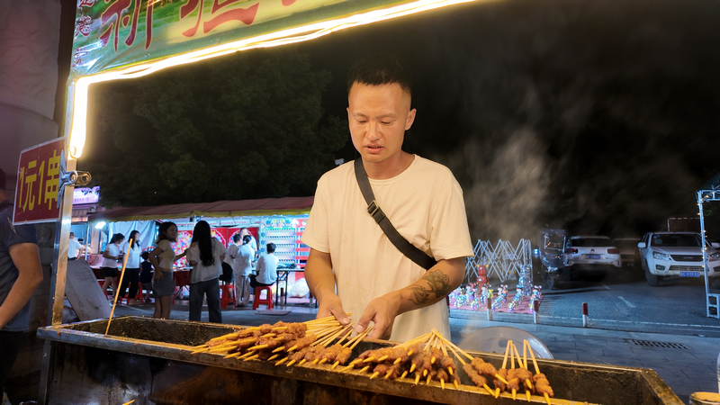 籃球場旁邊賣羊肉串的攤販。胡鳳至攝