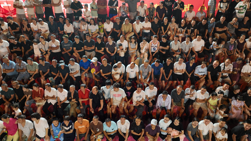 觀看比賽的觀眾。胡鳳至攝