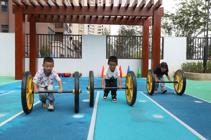 報名的幼兒正在進行戶外游戲。