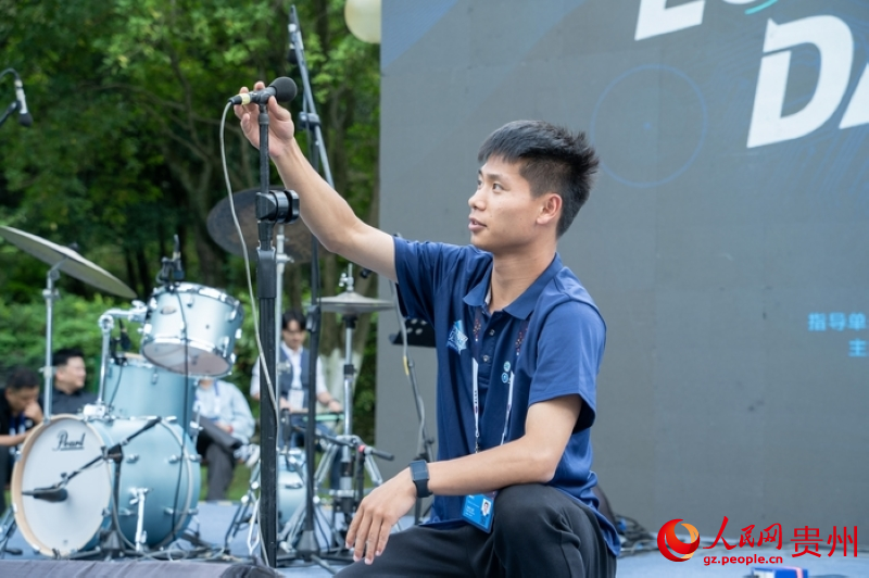 “2025數博會·DATA之夜”現場，來自貴州開放大學的志愿者在開展服務。人民網 陽茜攝 