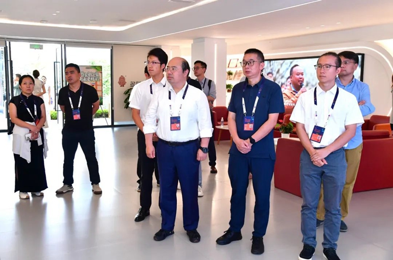 5、實地觀摩了貴州多彩新媒體股份有限公司總部大樓、帕科視訊西南基地、貴州網絡視聽產業園等地。