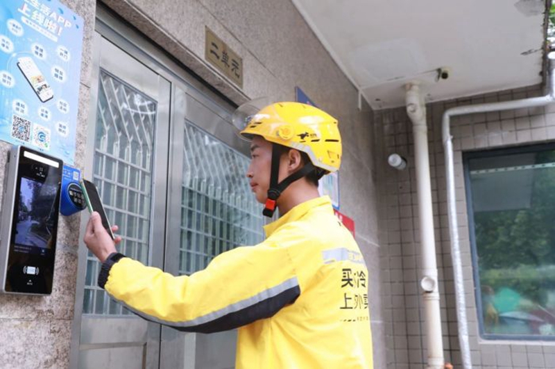 7。 在世紀城轄區，外賣騎手通過騎手快速通道?進入小區。