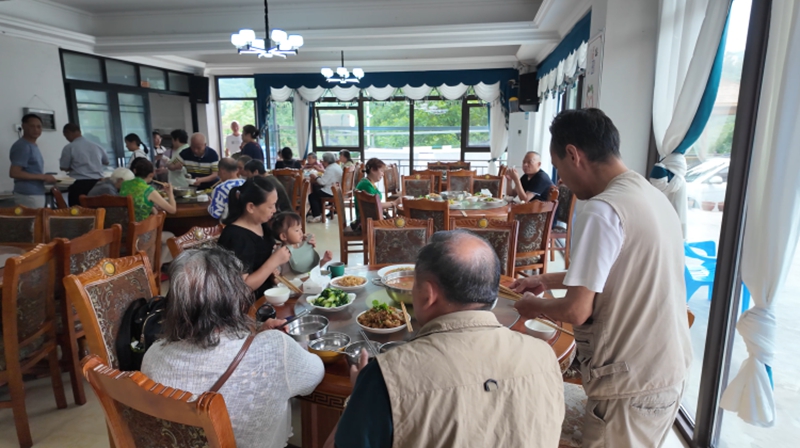 2、民宿內熱鬧的吃飯場景。稅會靜 攝