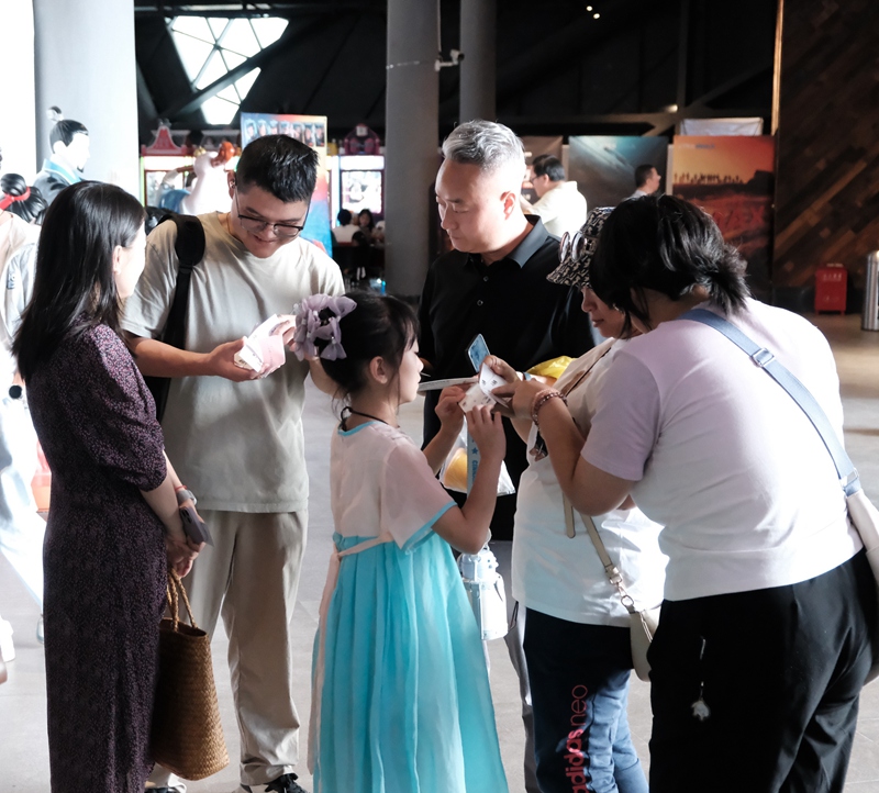 影迷等待活動開始。