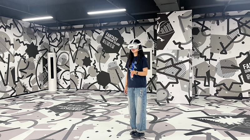 《奇幻恐龍島》工作人員正在測試設備。