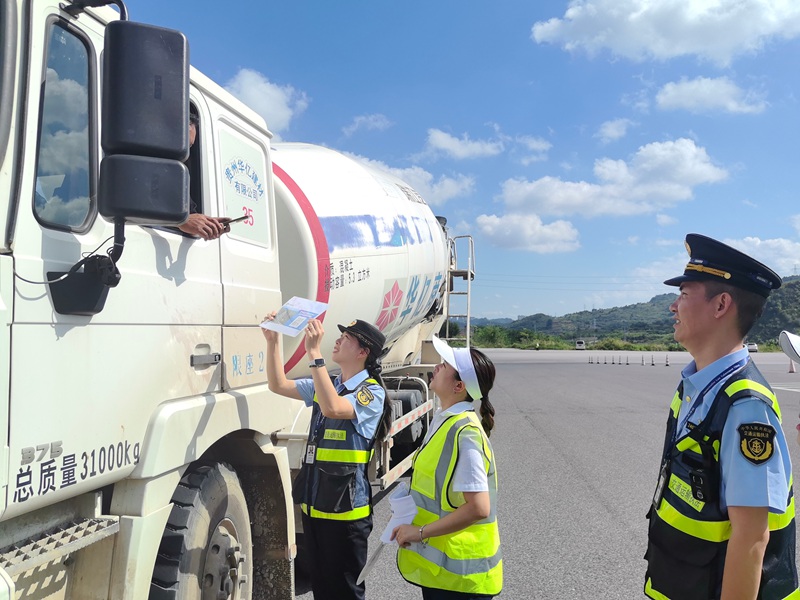 執法人員向貨車司機發放電子問卷。