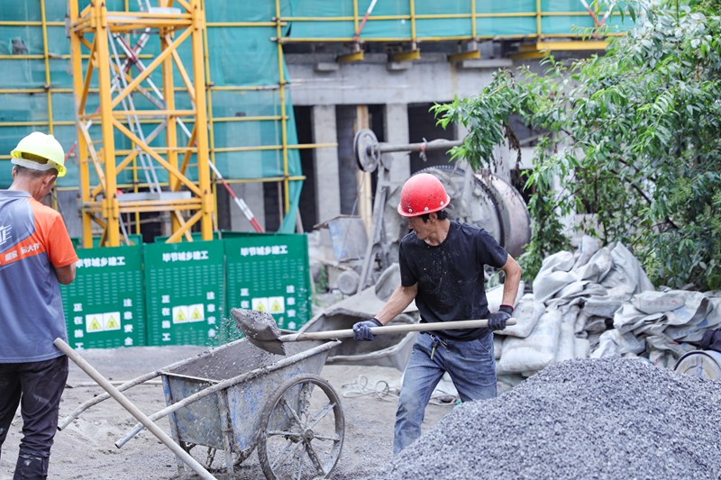 畢節六中擴建項目工人進行二次澆筑作業。廖槐花攝