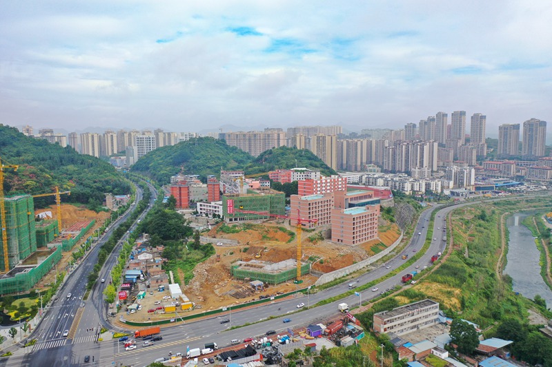 畢節六中擴建項目現場航拍。鄭德松攝