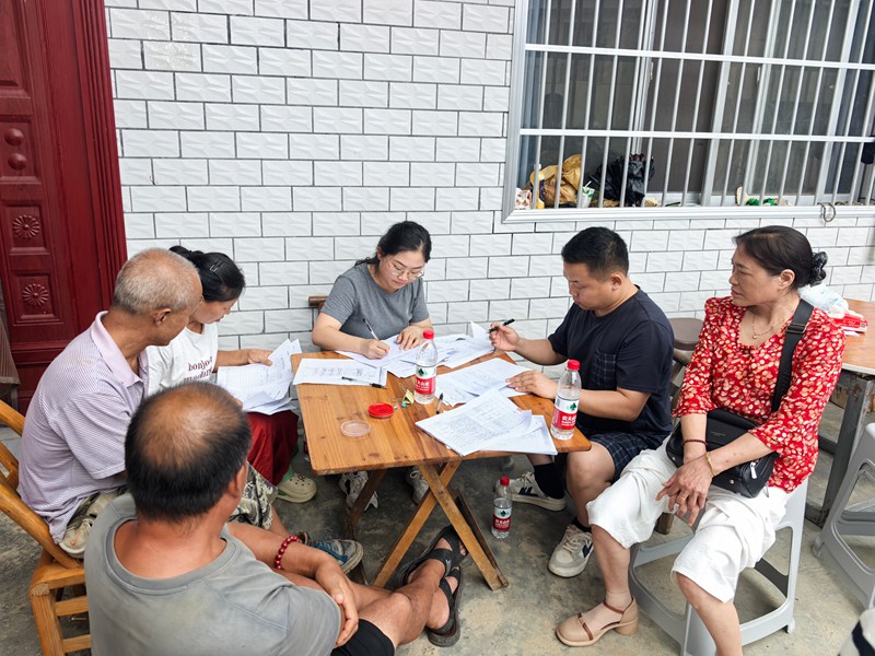 農戶簽訂銅吉鐵路項目土地征收相關手續。