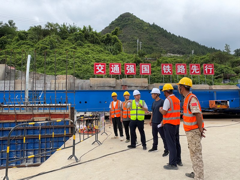 銅吉鐵路項目部和工作專班到銅巖隧道現場了解施工進度。