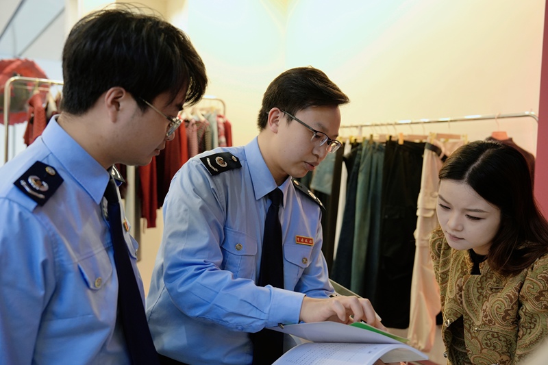 稅務干部給納稅人宣講稅收政策。何坤攝