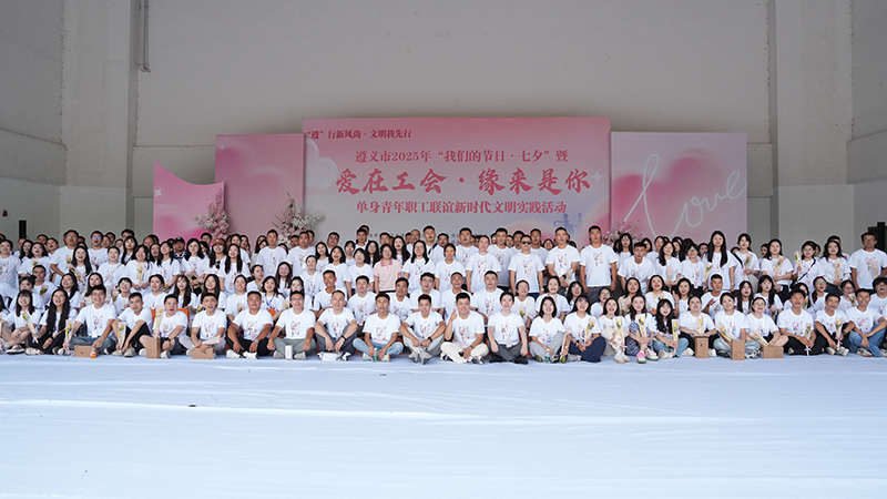 青年職工合影。王世海攝