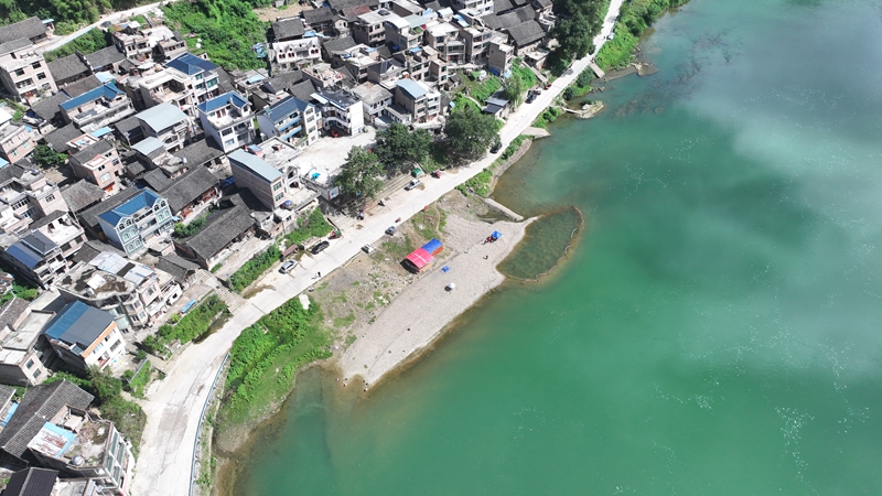 施秉縣雙井鎮銅鼓村臨河打造親水區。