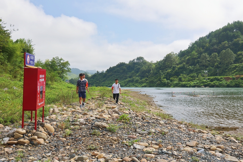 施秉縣雙井鎮工作人員在平寨村河邊巡守。