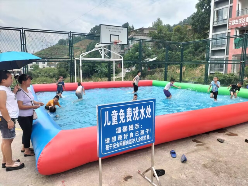 孩子們在水中嬉戲玩耍。