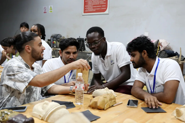 學習體驗木雕。