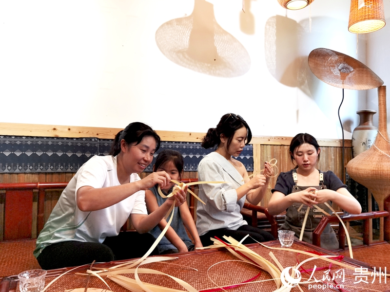 竹編愛好者正在體驗竹編工藝。人民網記者 王秀芳攝