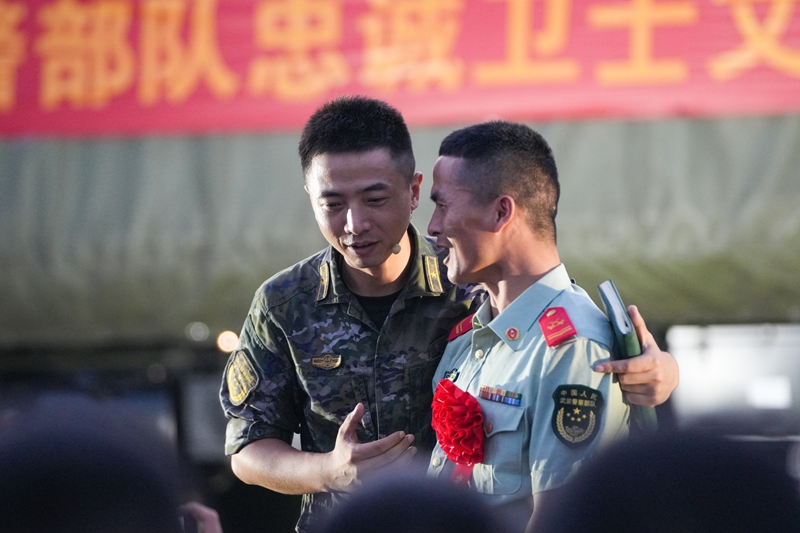 武警部隊忠誠衛士文藝小分隊與退伍老兵互動。肖靜攝