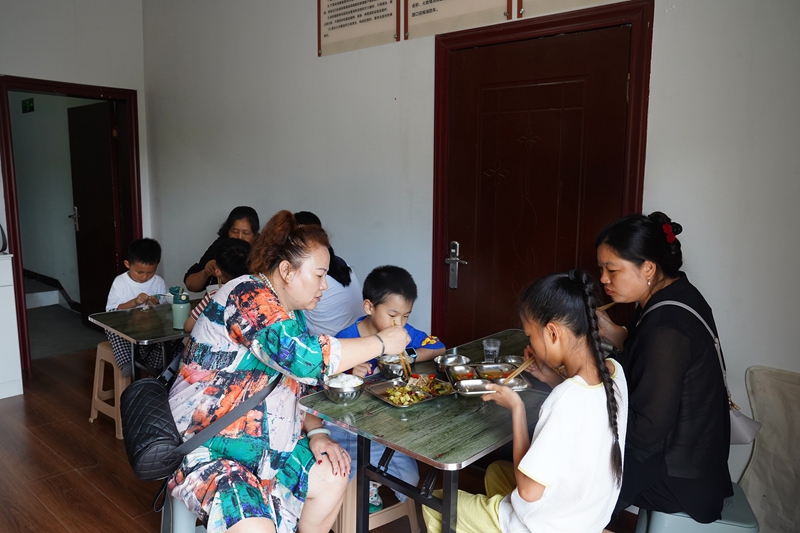 游客正在龍山鎮余下村小寨組鄉村旅居集聚點就餐 .JPG